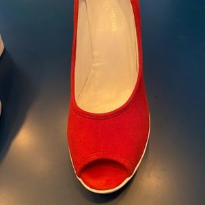 Gorgeous red wedges!